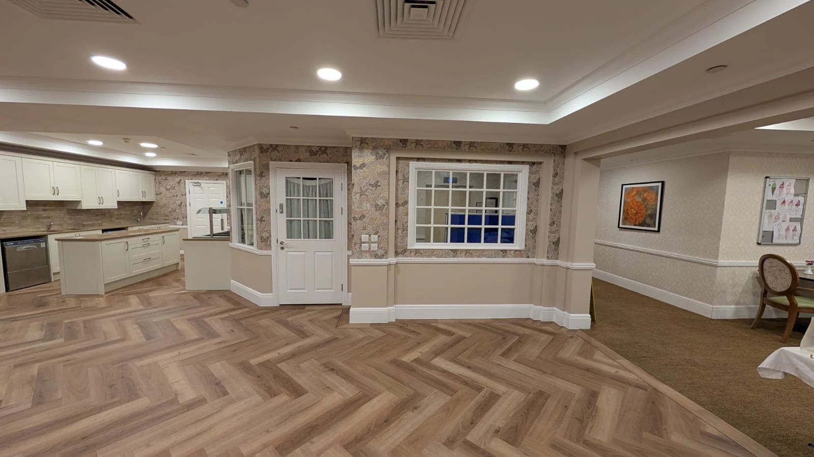 Full decoration brings the kitchen and surrounding communal space together